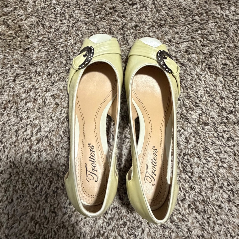 Trotters Womens Pale Yellow Peep Toe Kitten Heels Buckle DOrsay Pumps 7M